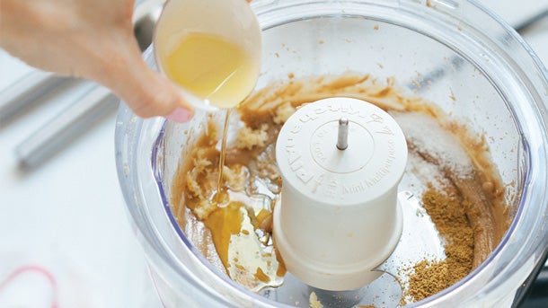 5-Red-Pepper-Hummus_Pouring-in-Oil-2
