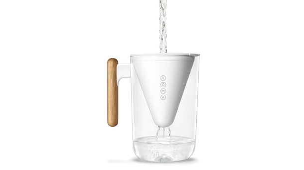 01_Pitcher_Filling-Filtering_water