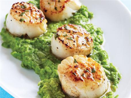 30LowCalMeals1 Seared Scallops with Mint Vinaigrette and Green Pea Purée recipe
