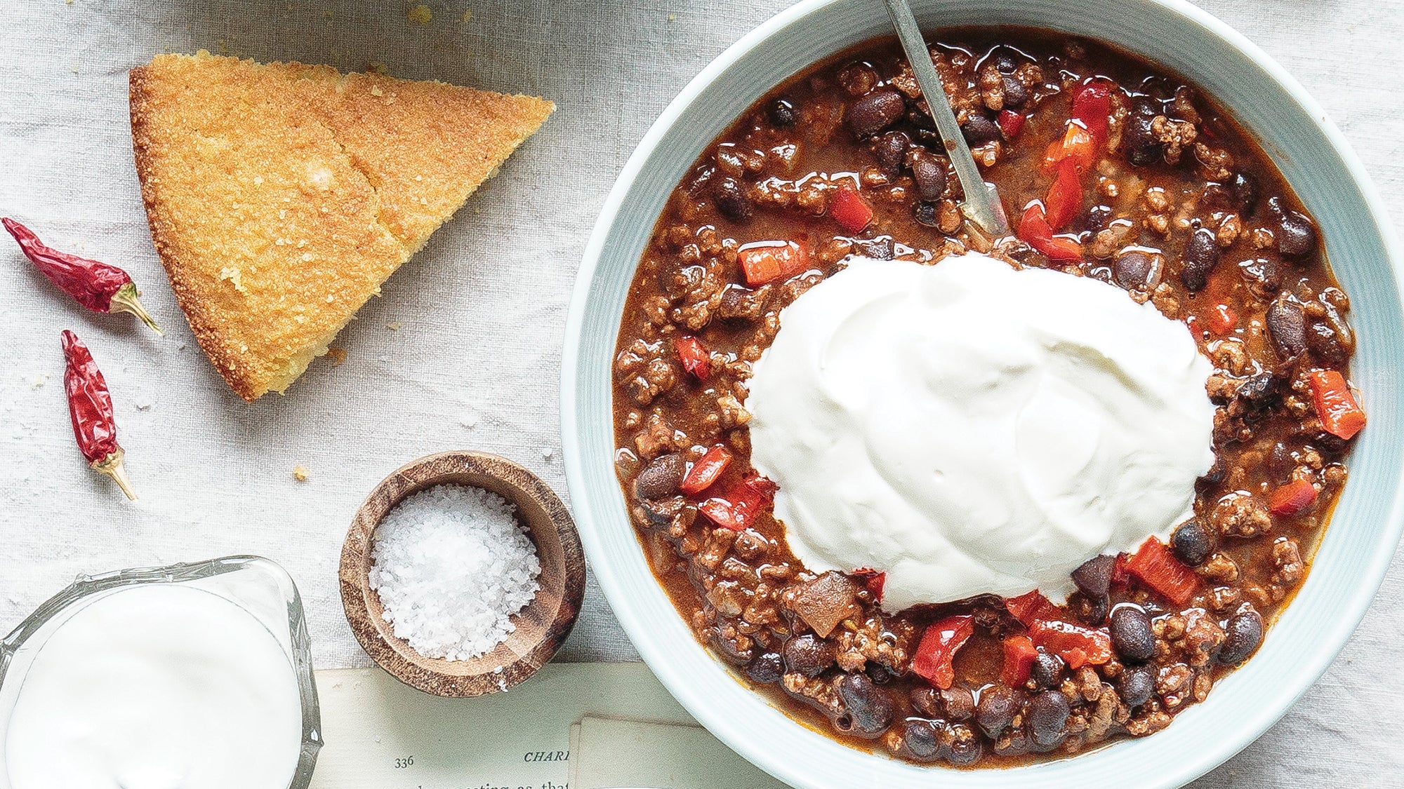 Slow-Cooker Beef Chili och Cornbread recept