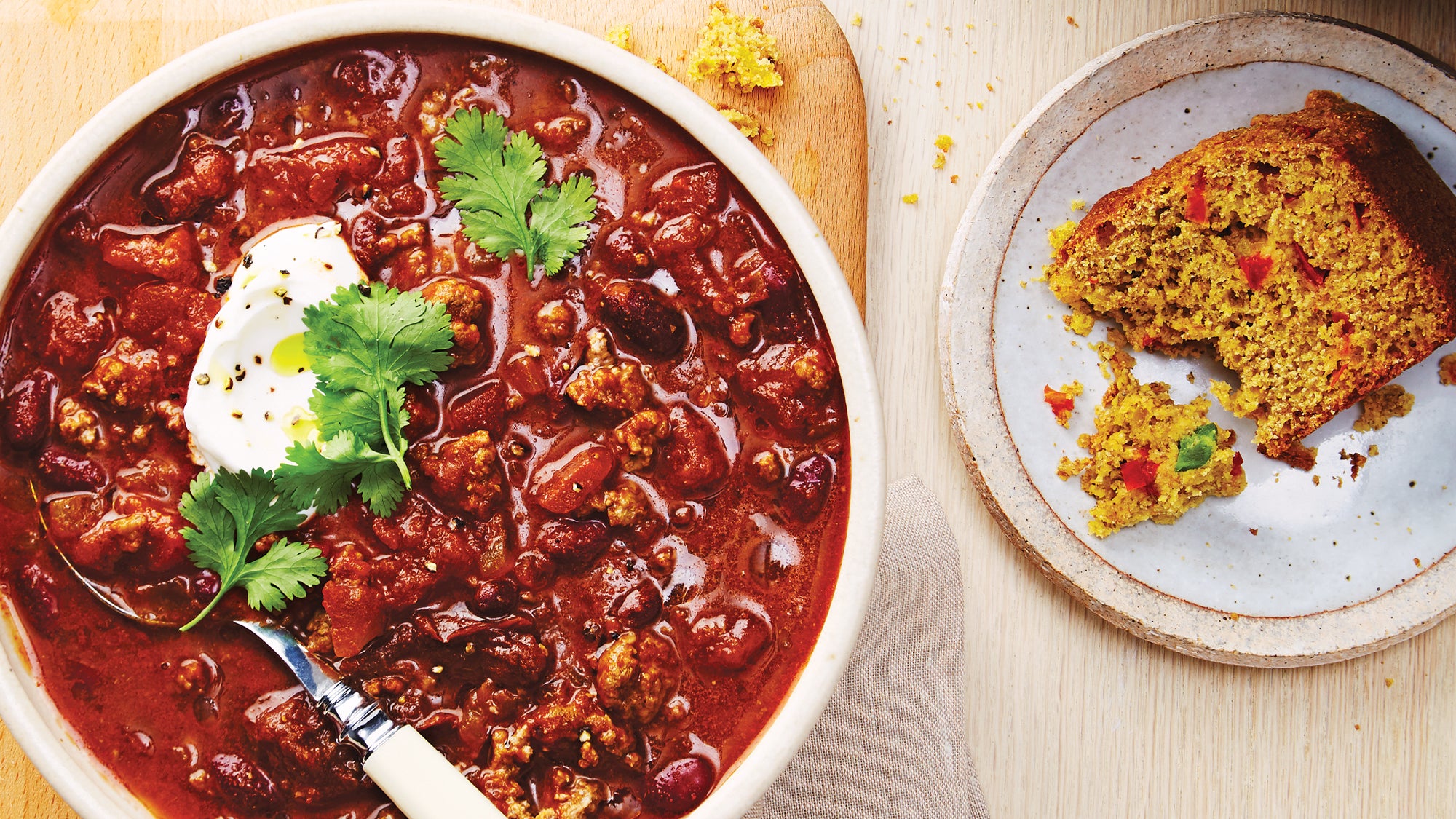  Chili de carne picante com receita de Pão de milho Buttermilk Jalapeño